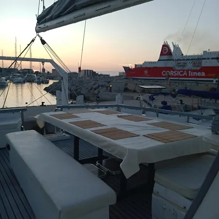 Santa-giulia Botel